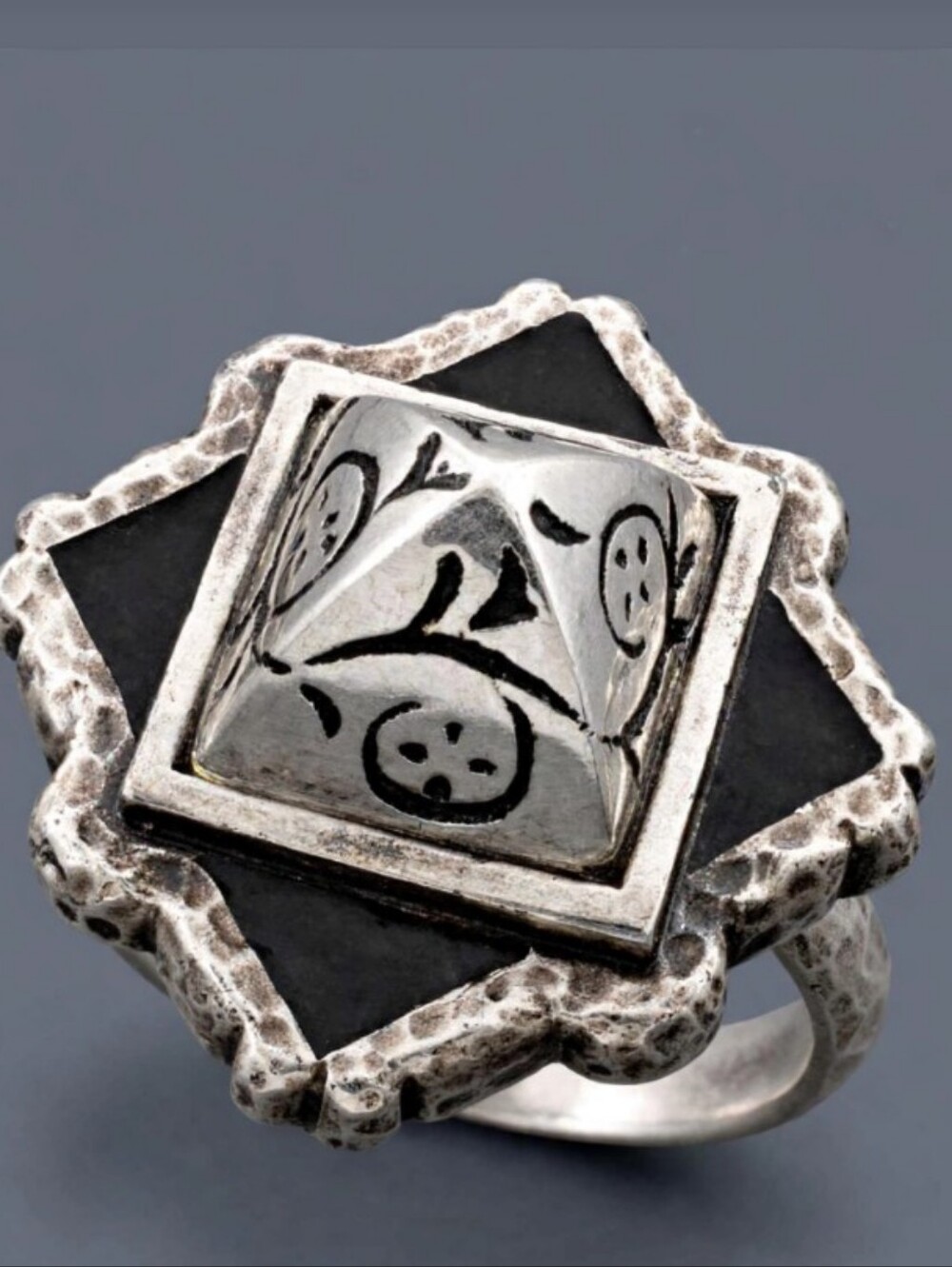 Myka Vintage Pyramid Statement Ring Size 7 Hammered Silver Tone Black Enamel C